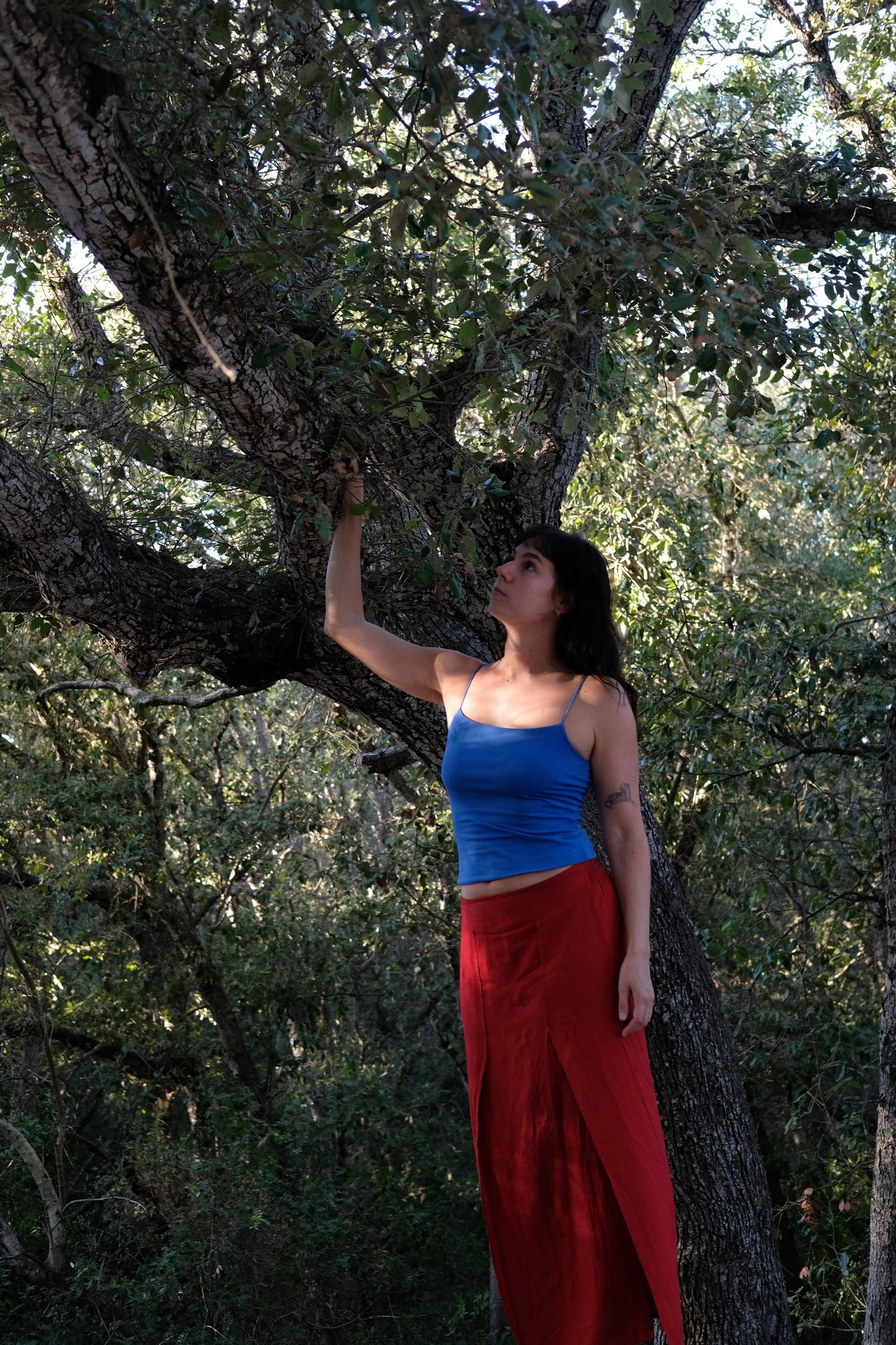 Carla Rial de pie en un entorno natural