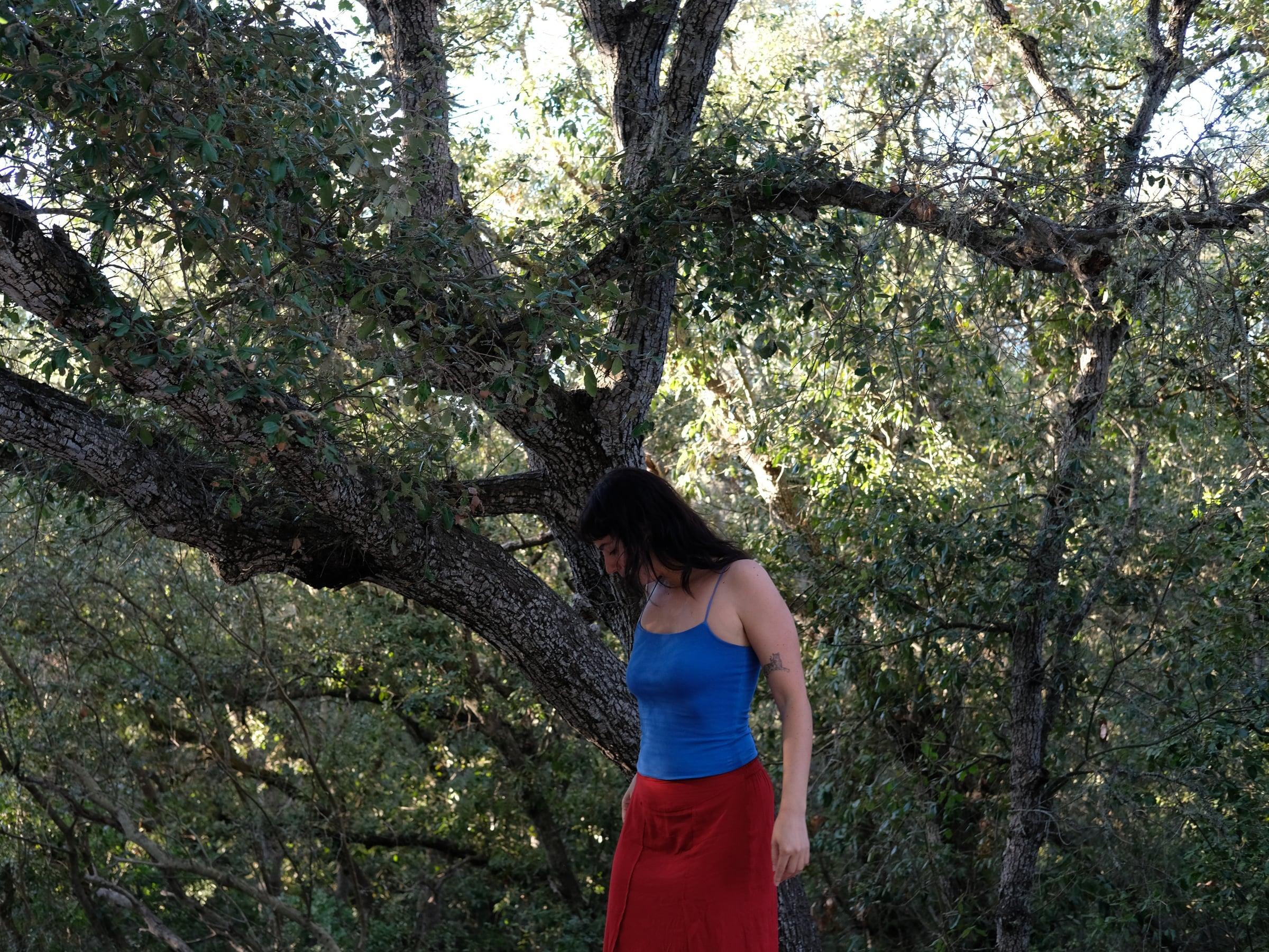 Mujer de perfil con el bosque de fondo
